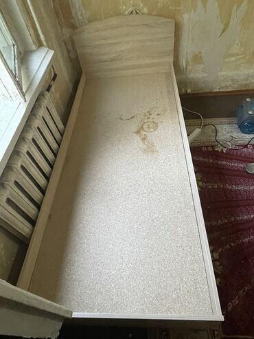 кровать многофункциональный: Односпальная кровать из ДСП с высоким изголовьем. Изголовье имеет