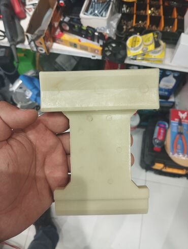 dayaq: Bu, açıq rəngli, I formalı, möhkəm plastik hissədir. Geniş oturacaq