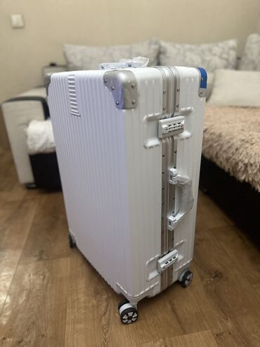 кожаный чемодан: Новый вместительный пластиковый чемодан на застежках (клипсах)