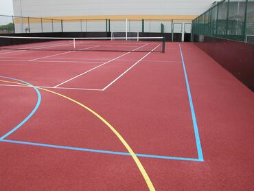 охранно пожарная сигнализация: Уличная спортивная площадка с покрытием красно-зеленого цвета. На