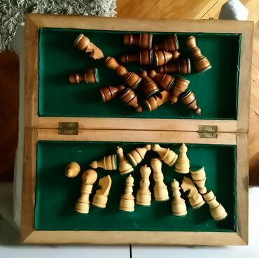 Društvene igre: Šah mahagoni cena 6000din.prodajem!   — 6