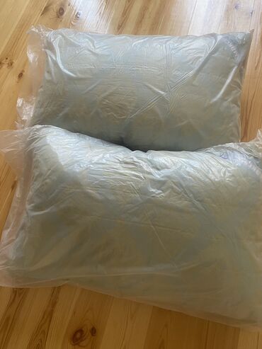 упаковка для постельного белья: Продам подушки, новые в упаковке, подарили, не подошло, в наличии 3