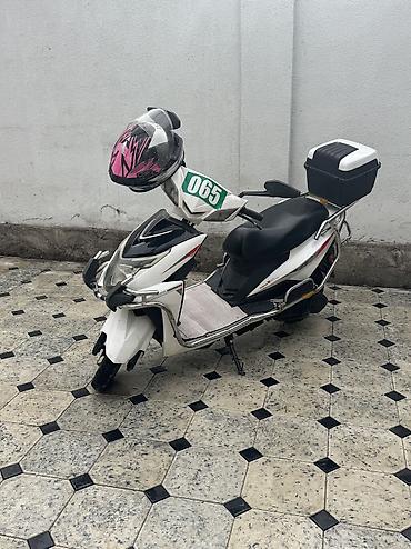 Скутеры: Скутер/мопед 50–125 см³, городской, белый, с боковыми и передними — 4