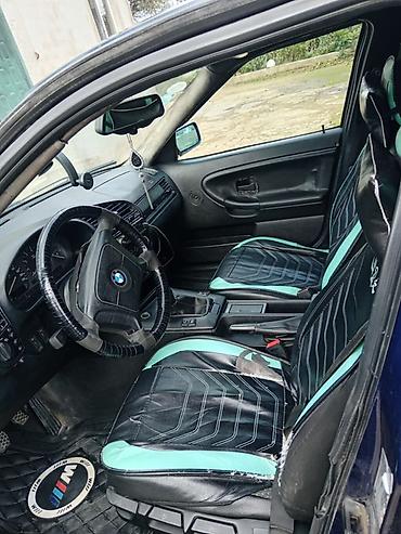 BMW: BMW E36 sedan kuzalı avtomobil. Tünd göy rəngdədir və klassik BMW — 4