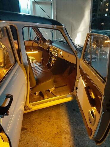 QAZ: Klassik sedan – ağ rəngli, retro dizaynlı Volqa tipli avtomobil — 7