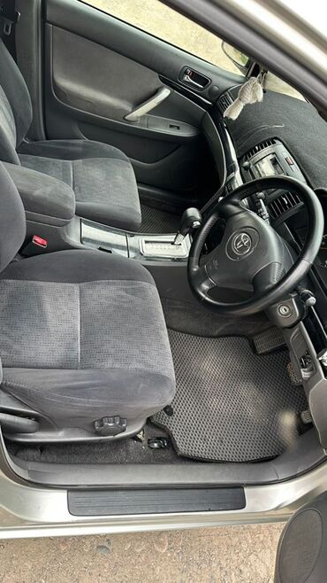 Toyota: Автомобиль Toyota Allion серебристого цвета с серым тканевым салоном