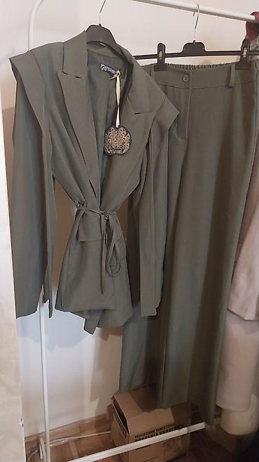 percieve silk: Ženski komplet sako + pantalone, brend Peafowl, u maslinasto zelenoj — 1