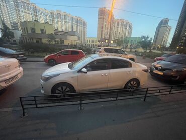 набор ключей для машины: Kia Rio (седан), белый цвет кузова. Основные особенности: - Кузов