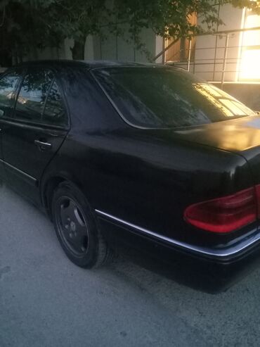мерседес гигант 711: Mercedes-Benz E 220 sedan, qara metal rəng.Yüngül kosmetikaya ehtiyac