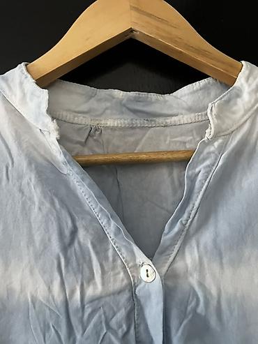 perlice: Ženska košulja/bluza sa tie-dye efektom u svetloplavim i belim — 3
