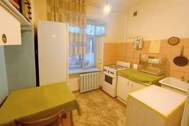 срочно продаётся 1 комнатная квартира в районе шлагбаум по улице кенсуйская 17 пересекает интергельпо ориентировочно парк фучика: 1 бөлмө, 38 кв. м, Жеке план, 2 кабат, Эски ремонт