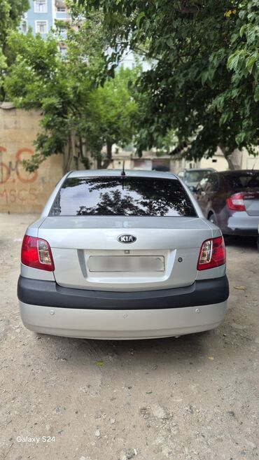 фольксваген б5 1 8: Gümüşü rəngdə Kia Rio sedan avtomobili. Avtomobilin xarici görünüşü