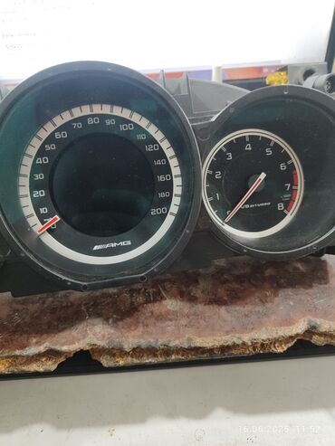 suret qutusu problemi: AMG markalı, 320km/saata qədər sürət göstəricisi olan spidometr və V8