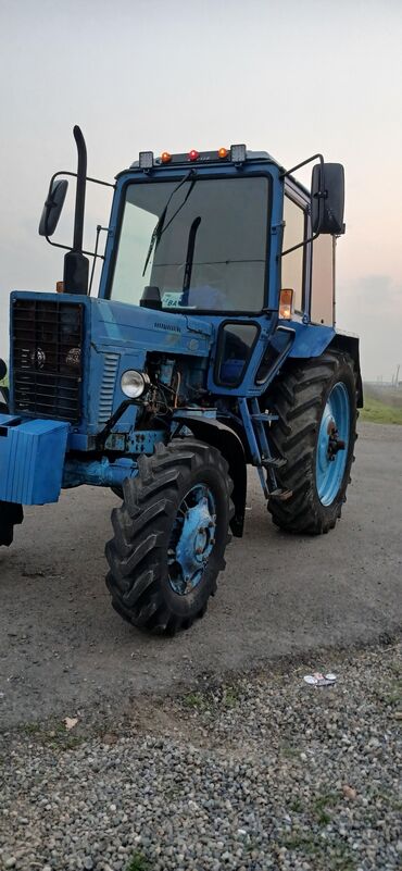 Traktorlar: Mavi rəngli tam kabinli təkərli kənd təsərrüfatı traktoru — 1