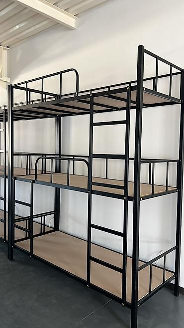 bunk bed: Металлическая трехъярусная кровать черного цвета. Каркас кровати — 7