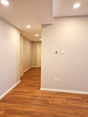 Ofislər: Nəsimi rayonu, Həsən Əliyev küçəsi (köhnə İnqilab), biznes mərkəzin — 14