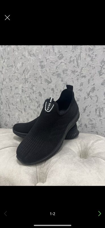 черные кроссовки: Продаю новые