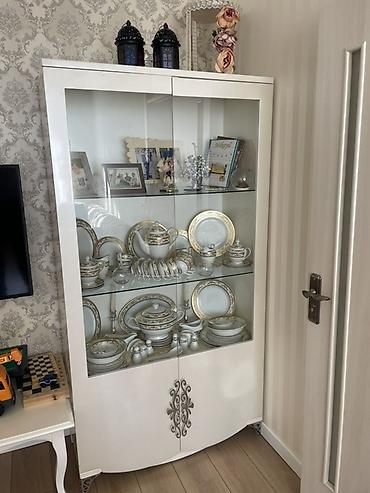 Ağ rəngli vitrin şkaf - Material: MDF korpus, şüşə vitrin qapıları -