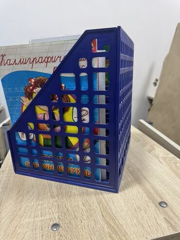 пенал для карандашей: Синяя подставка для журналов, и бумаг, выполненная из прочного