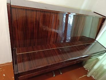 Upright pianino – klassik dizaynlı, tünd qəhvəyi parlaq taxta korpus