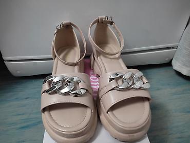 Босоножки, сандалии, шлепанцы: Продам чисто за символическую плату обувь женская размеры 39- 40 по — 6