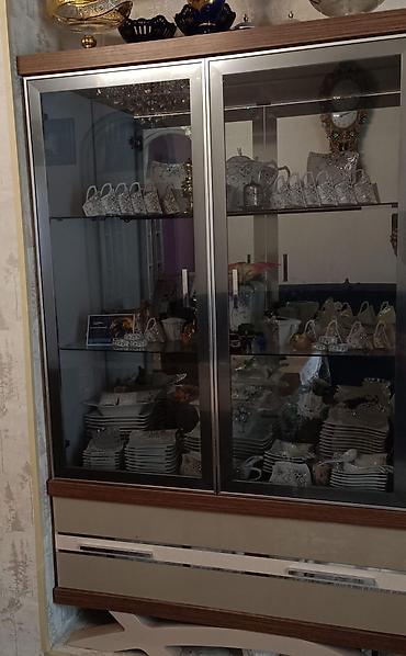 oval masa: Mebel dəsti Tərkib: - Vitrin şkafı: ikiqat şüşə qapılı, içi şüşə — 1