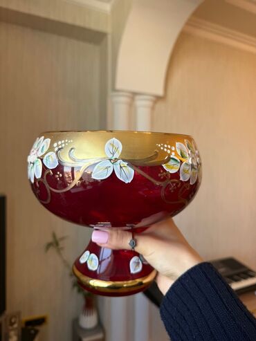 quzu qab: Çexiya Xrustal Qab Qırmızı şüşədən dekorativ meyvə/qənd qabı (ayaqlı)
