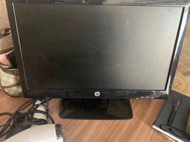 monitor 24: Qara rəngli, düzbucaqlı formalı HP kompüter monitoru. Monitorun