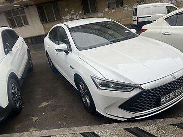 paneler: Mexan: Sədana tipli ağ rəngli müasir dizaynlı avtomobil ücün {byd) — 2