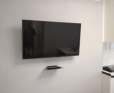 Установка телевизоров: Полка из черного стекла для ресивера, роутера, модема и приставок ( — 3