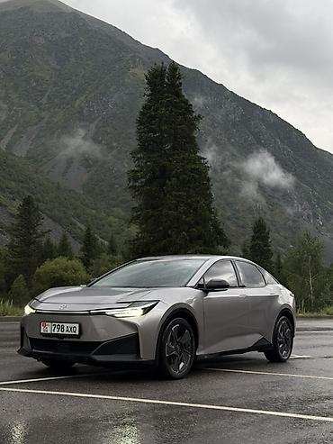byd e1: Toyota bZ3: 2024 г., Электромобиль, Седан — 1