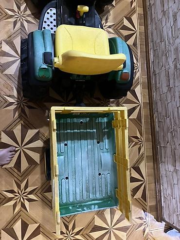 siniy traktor oyuncaq: Uşaq üçün elektrikli traktor – John Deere dizaynlı, qoşqulu model — 3