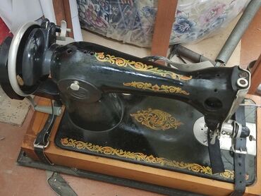 paltar tikən maşın: Klassik qara tikiş maşını. Bu maşın metaldan hazırlanıb və üzərində