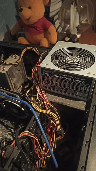 Desktop računari i radne stanice: Gejmerska PC konfiguracija (bez RAM‑a) Komponente: - CPU: Intel Core — 8