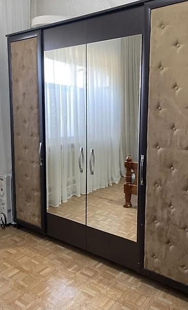 шкаф для однжды: Большой Шкаф с зеркальными центральными дверями и мягкими панелями по — 1