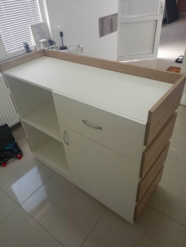 Komode: Pult 12 Materijal i Dekor: Izrađuje se od univera debljine 18mm u — 17