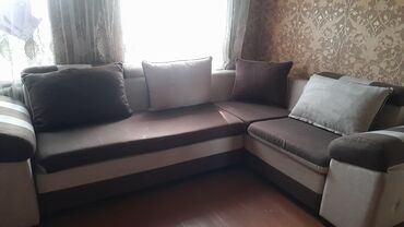 Другие мебельные гарнитуры: Продаю диван трансформер,очень удобный,в комплекте 6 подушек