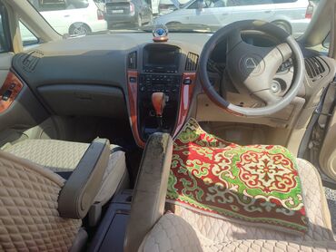 козырек лексус: Внедорожник Lexus RX300, представленный в серебристом цвете, оснащен