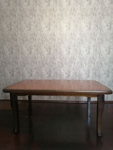 taxta stul: Qonaq masası, İşlənmiş, Dördbucaq masa