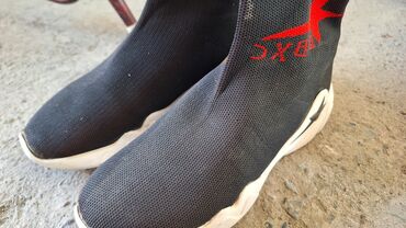 женские черные кроссовки: Обувь женская
37 размер
качество хорошее