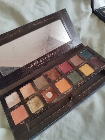 Salon, tibbi kreslolar: Для хранения ресниц. kiprik ve s. uchun saxlanma — 18