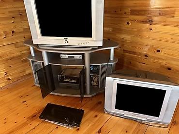 ve box: Köhnə tip televizor və media sistemləri dəsti - 2 ədəd CRT televizor — 1