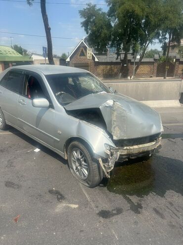 тягач хово шахман: Автомобиль Toyota Altezza серебристого цвета, пострадавший в