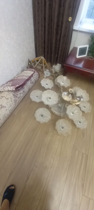 зажим для кабеля: Большая потолочная люстра в классическом стиле. одна большая и две