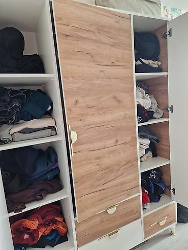 mirvari reng: Üç qapılı, çoxfunksiyalı geyim dolabı - Dizayn: ağ və təbii palıd — 4