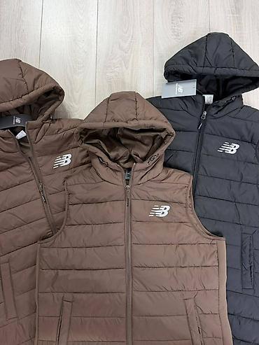 Желеттер, жеңсиз күрмөлөр: Утеплённые женские жилеты New Balance с капюшоном - Модель: стёганый — 1