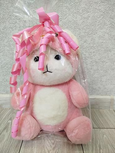Игрушки: Мягкие игрушки — розовые зайчики 1) Большой зайчик в подарочной — 2