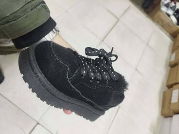 Ugg čizme: Ugg dečije cipele NOVO

Novo
Brojevi 25 do 36

fb Moja Kupovina 1 — 7