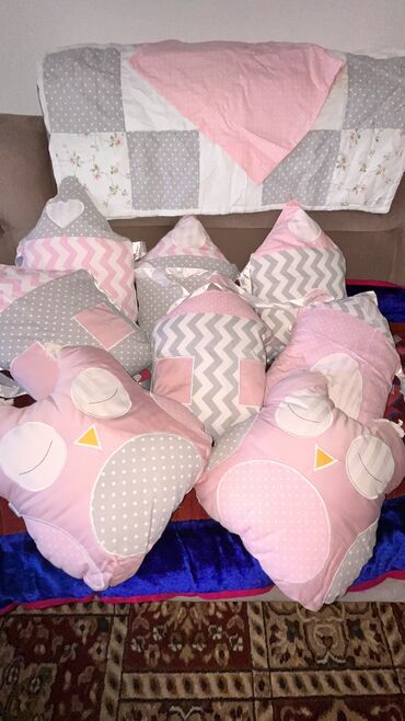 подушки для детской кроватки: Продам бортики для детской кроватки! Все наволочки с бортиков