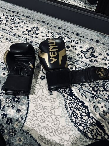 боксный перчатки: Боксерские перчатки Venum, черно-золотые, 12 oz. - Размер/вес: 12 oz